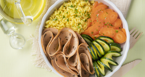 Charcuterie aux lentilles avec riz au curcuma, carottes et courgettes