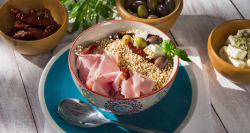 Insalata di quinoa, feta greca, pomodoro secco, olive, origano e basilico