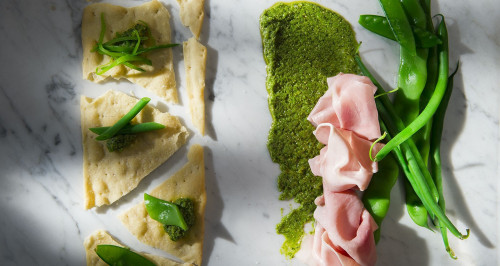 Pistou à la roquette, langue de focaccia écrasée, mange-tout et haricots verts