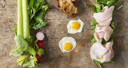 Junger Spinat mit Putenbraten, Wachtelei, geräuchertem Öl und Brioche-Crostino