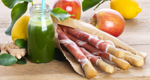 Baby spinach, lemon, apple and ginger juice + whole wheat breadsticks with dry cured ham