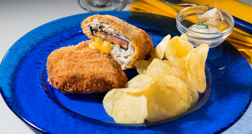 Cordon bleu di merluzzo carbonaro dell'Alaska, chips di patate con salsa aioli