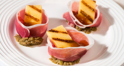 Rose di Crudo di Parma con patè di olive, polenta grigliata