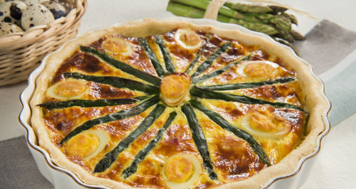 Quiche mit Spargel, hart gekochten Wachteleiern und geräucherten Pancetta-Würfeln 