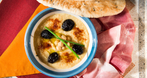 Hummus di ceci, prosciutto cotto e pane arabo