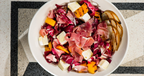 Insalata con radicchio, zucca e pere grigliate, brie e crudo di Parma