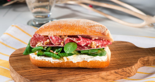 Panino con salame, robiola, miele, noci e soncino