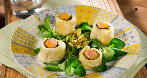 Roll de delicatessen de poulet aux courgettes sur lit de mâche