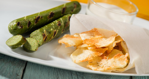 Wurstel vegetale con chips di patatine e salsa allo yogurt