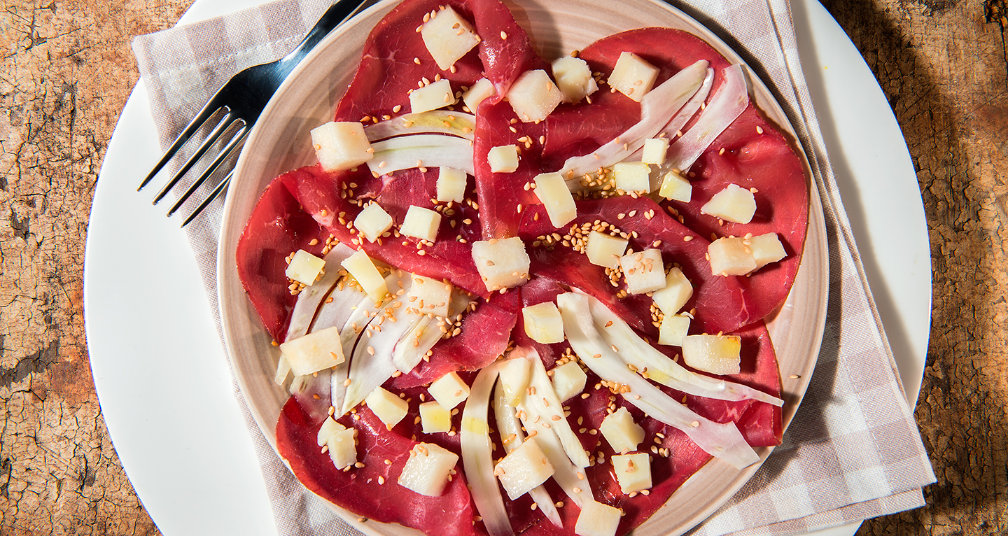 Bresaola con finocchi, pere, pecorino toscano e sesamo tostato