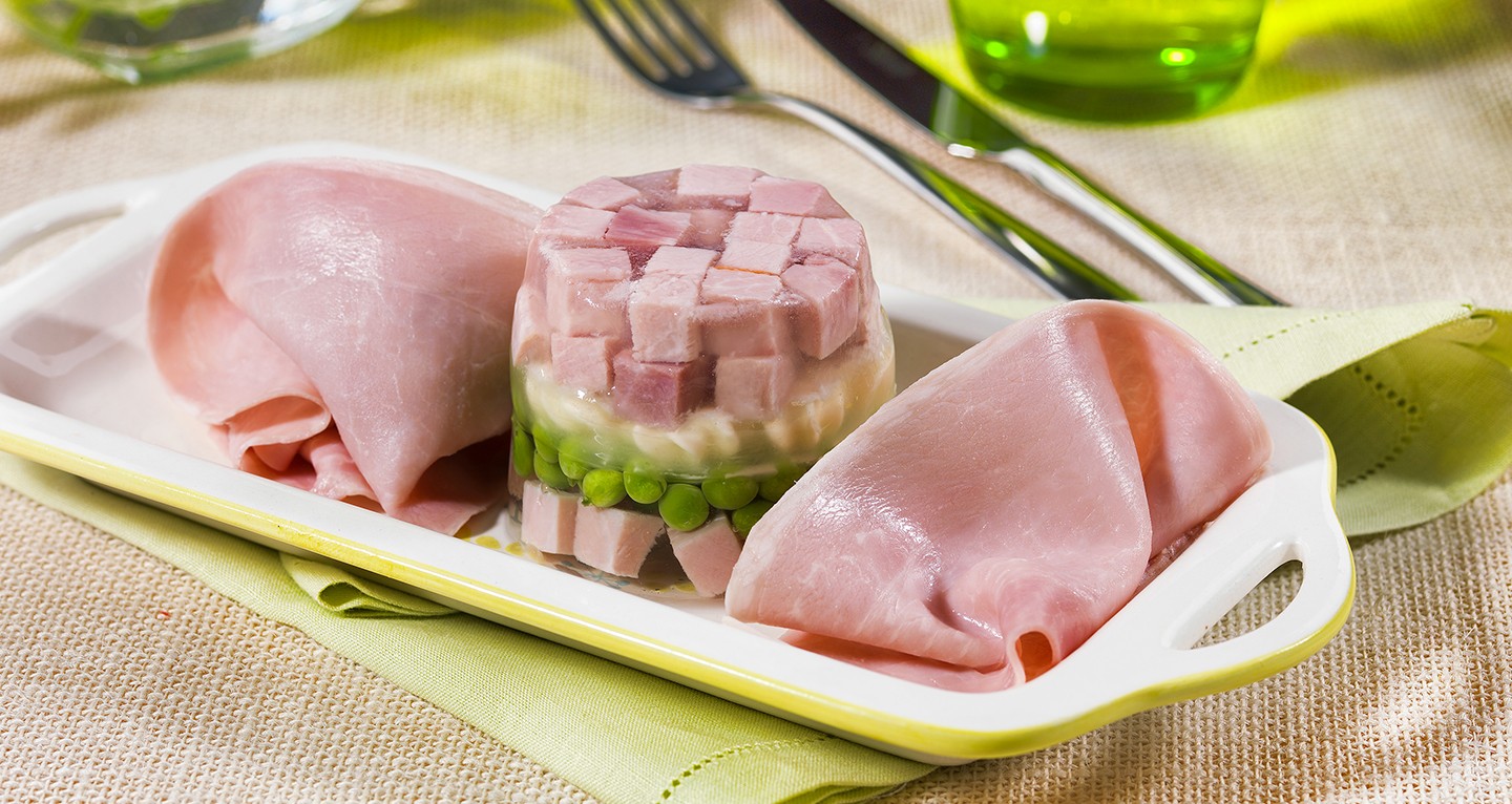Aspic with peas and cooked ham    